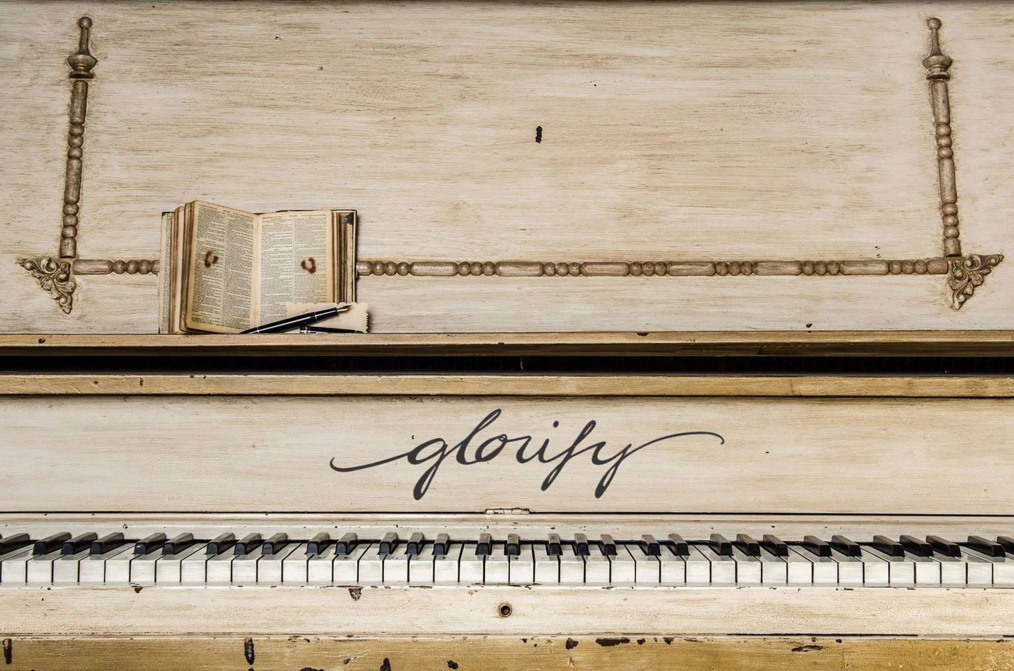 Klavier mit glorify Schriftzug